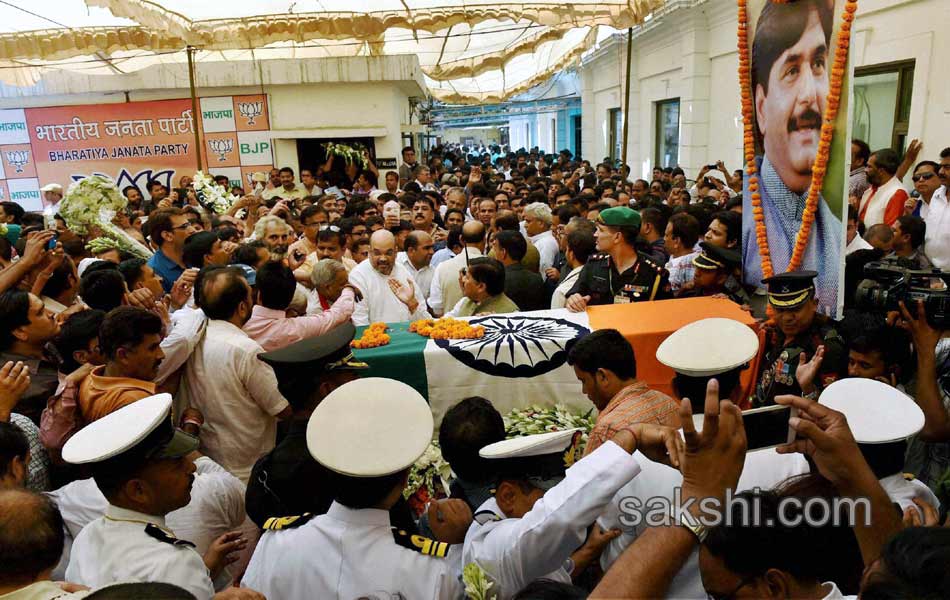 Ministers respects the mortal remains of Gopinath Munde4