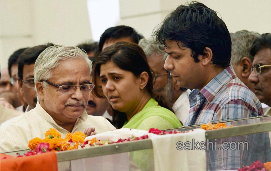 Ministers respects the mortal remains of Gopinath Munde9