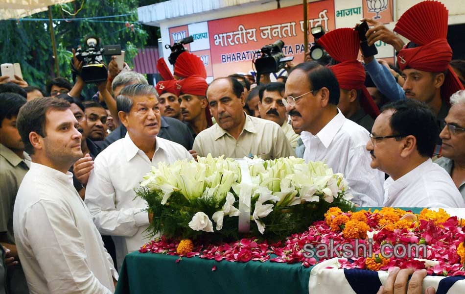 Ministers respects the mortal remains of Gopinath Munde12