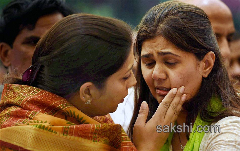 Ministers respects the mortal remains of Gopinath Munde17