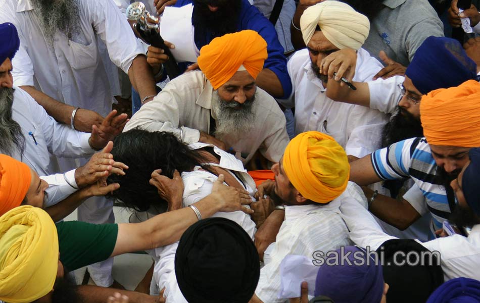 Sword fight at Golden temple4