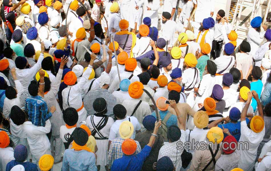 Sword fight at Golden temple7