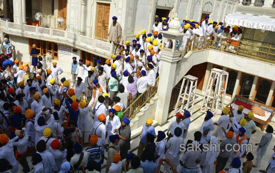 Sword fight at Golden temple10