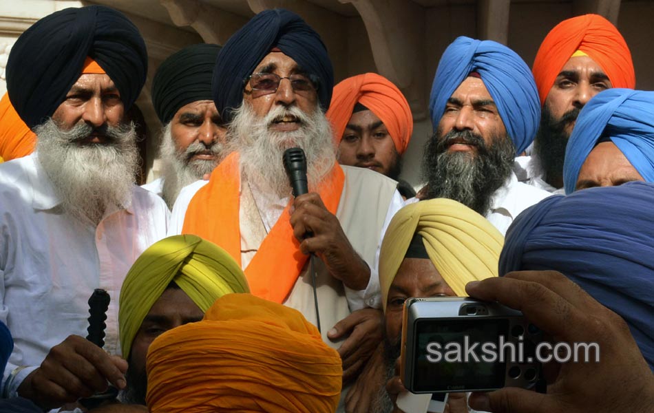 Sword fight at Golden temple11