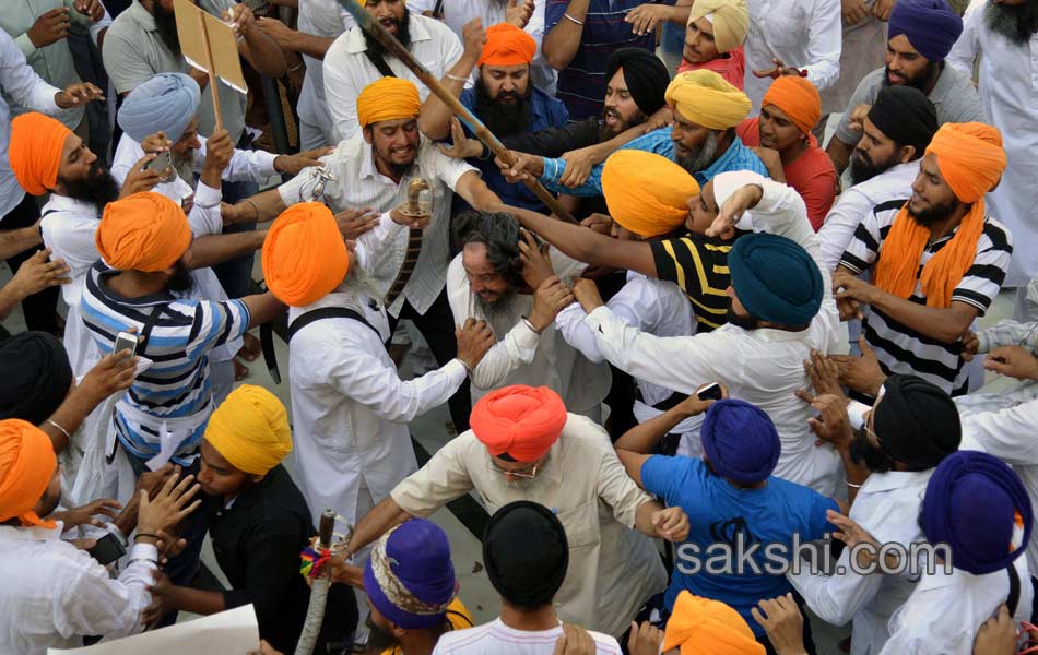 Sword fight at Golden temple13