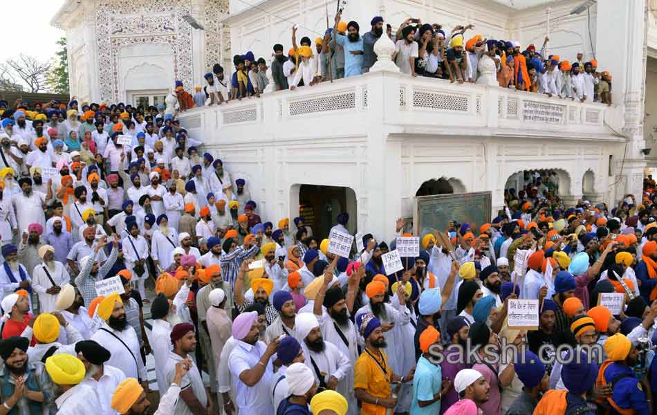 Sword fight at Golden temple17