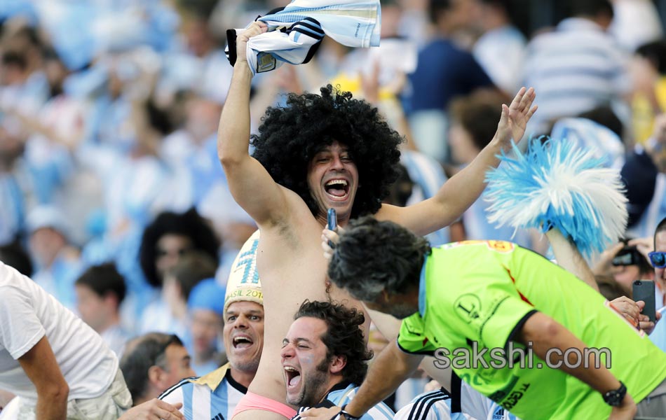 messi gives victory to argentina over iraq - Sakshi5