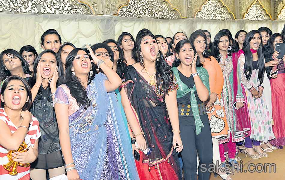 Villa mary Junior college students celebrate Freshers party - Sakshi7