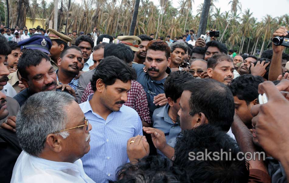 jagan visits nagaram - Sakshi9