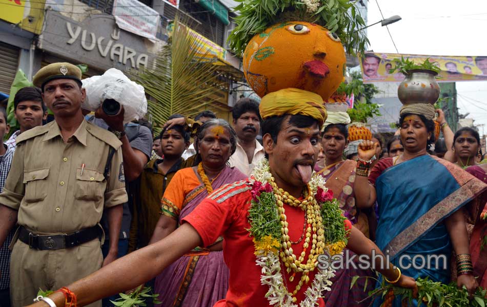 Temples come alive with Bonalu festivities - Sakshi17