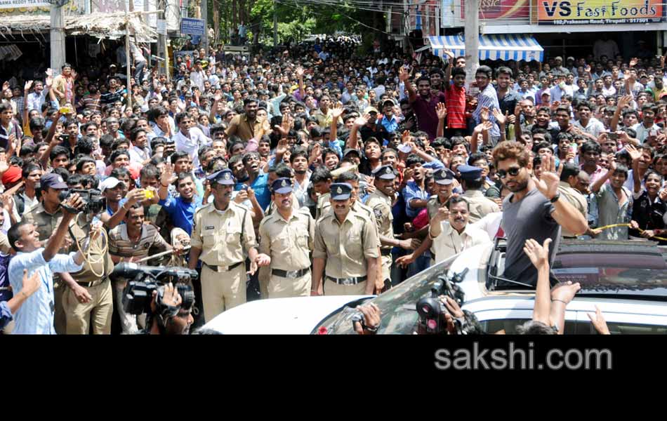 allu arjun inagurates joyalukkas at tirupathi1