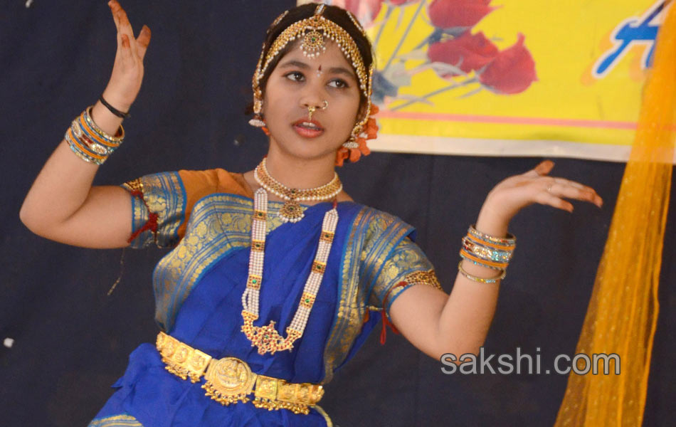 freshers day celebrations in anibiscent womens junior college - Sakshi4