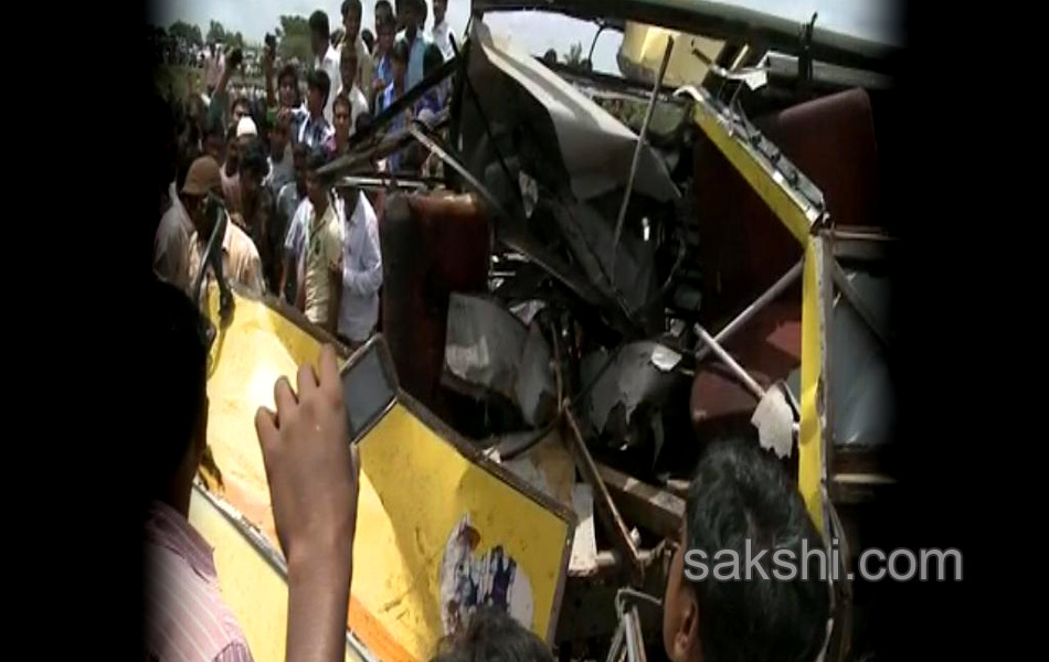 Nanded Passenger Train Hits School Bus1