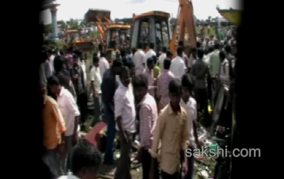 Nanded Passenger Train Hits School Bus24