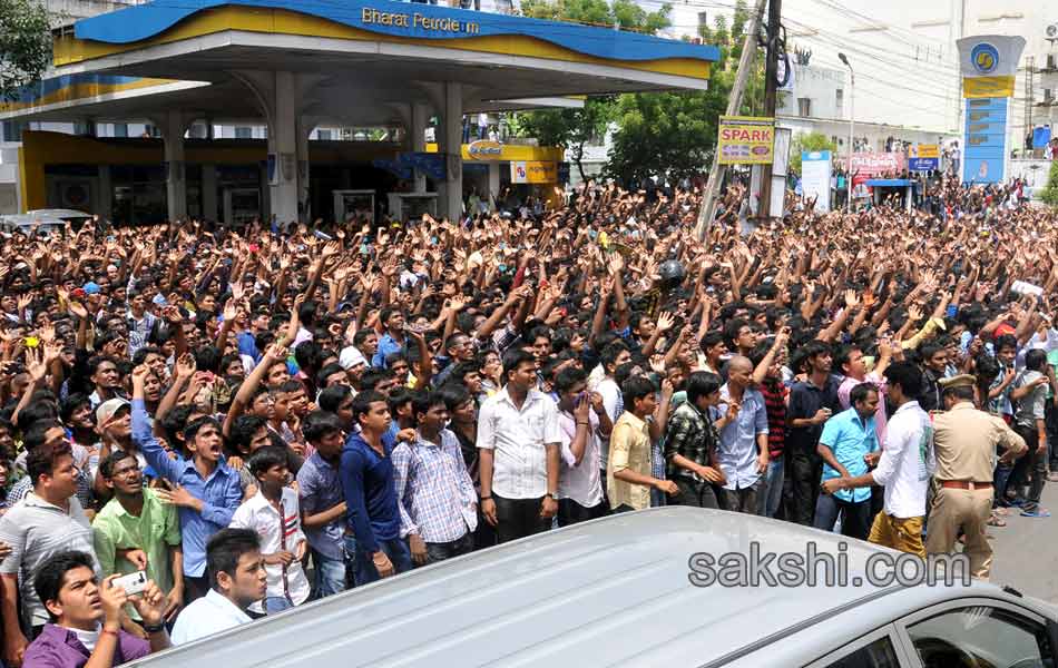 sachin anuska inaugurates pvp cinema mall at vijayawada14