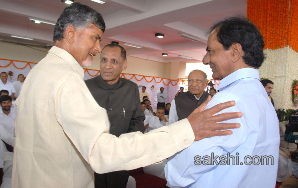 two chief ministers shake hands ahead of president tour - Sakshi9