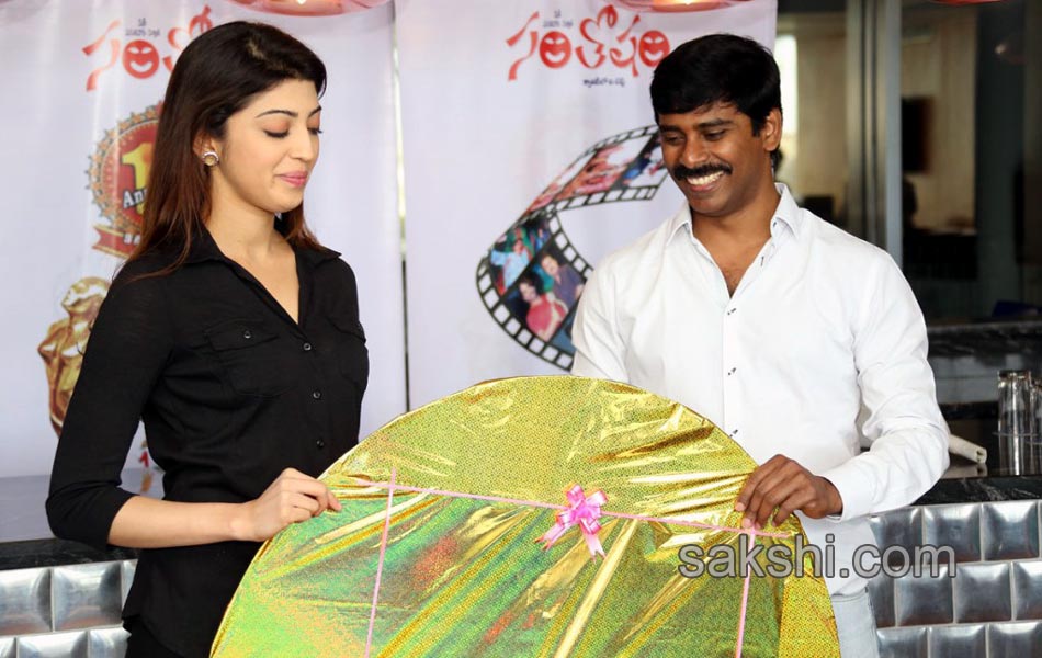 pranitha and hamsa nandhini came for santosham 12th anniversary2