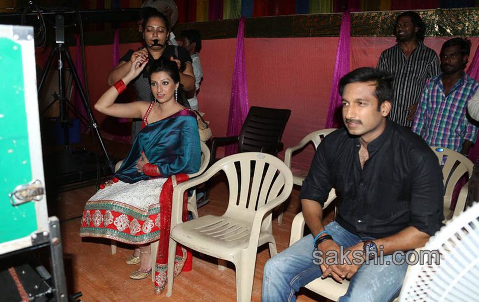 gopichand and hamsa nandini in loukyam item song2