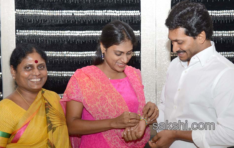 YS Sharmila YS Jagan celebrate Raksha Bandhan - Sakshi2