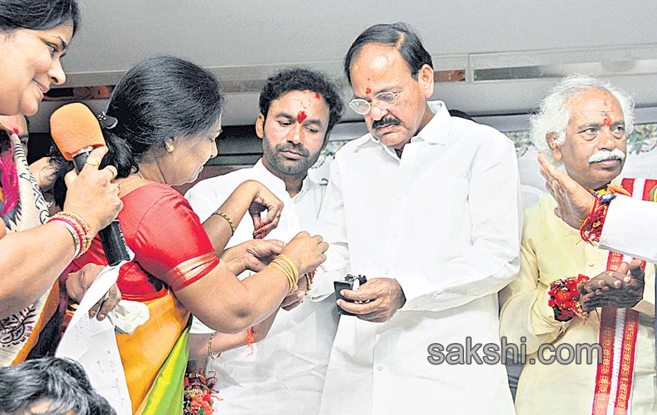 politicians to celebrate siblings women politicians raksha bandhan - Sakshi1