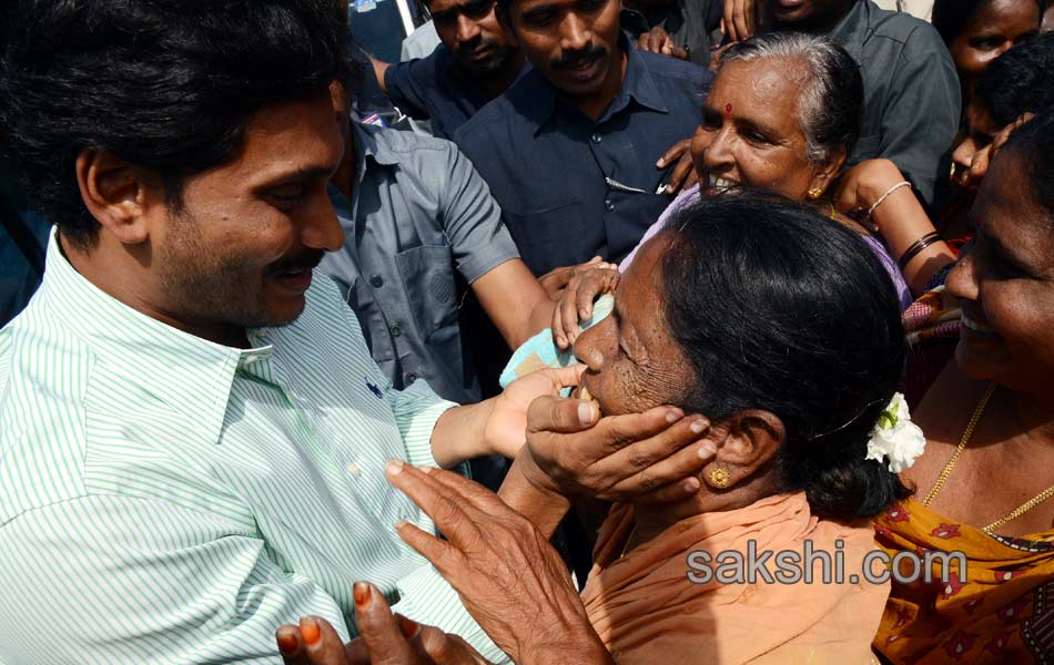 YS Jagan Mohan Reddy condolences to Krishna Rao family - Sakshi13