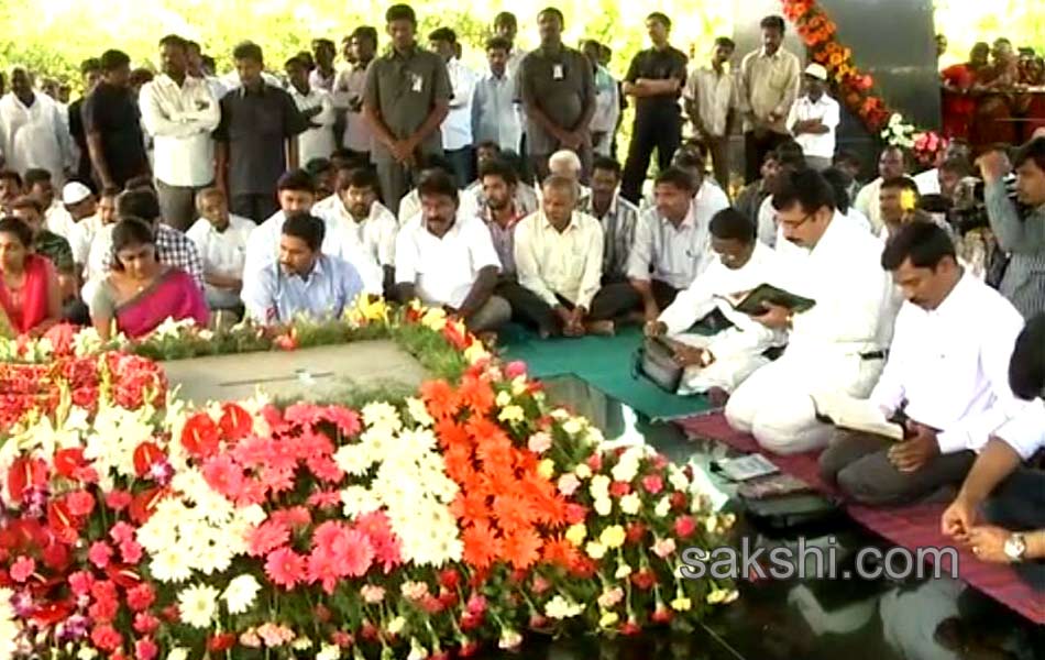 Tributes paid to YSR on fifth death anniversary - Sakshi11