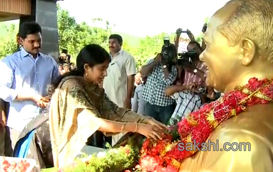 Tributes paid to YSR on fifth death anniversary - Sakshi17