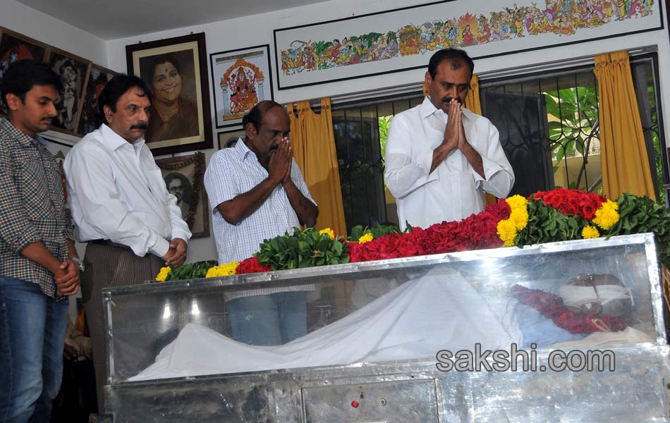 Prominent personalities pay tributes to Bapu6