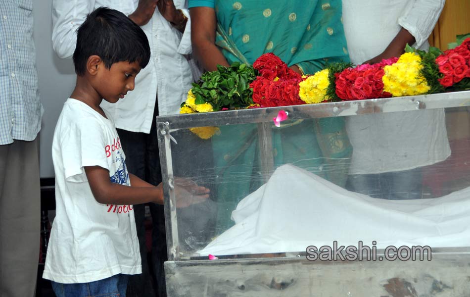 Prominent personalities pay tributes to Bapu12