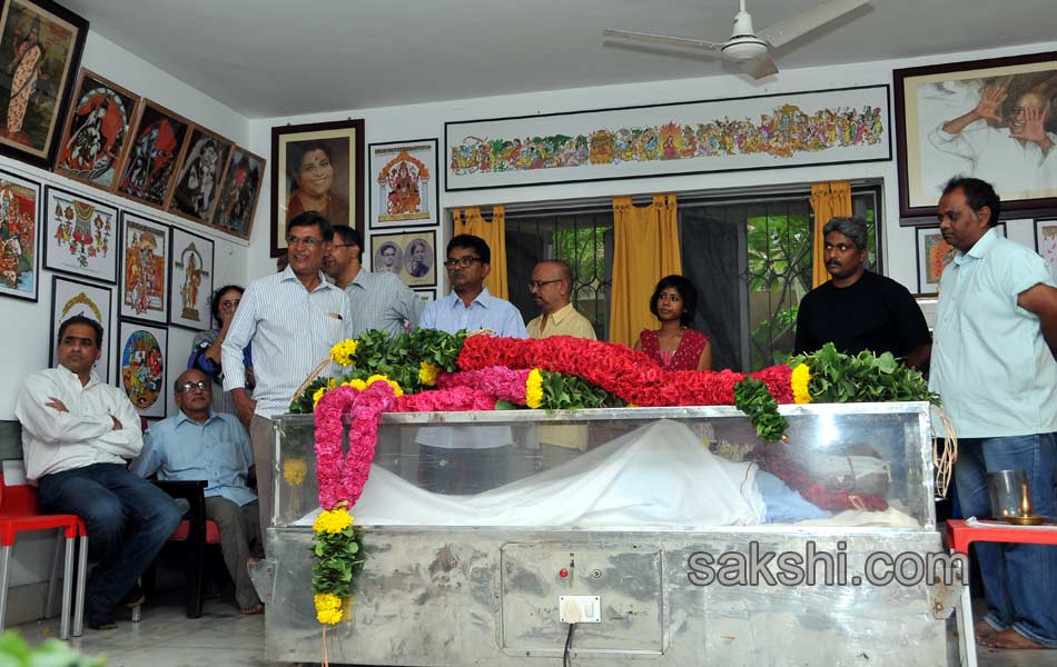 Prominent personalities pay tributes to Bapu13