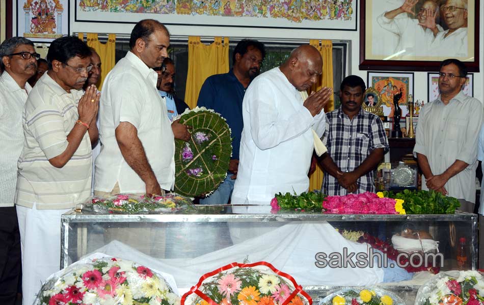 Film Director Bapu last rites - Sakshi12