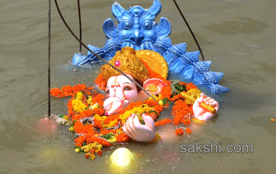 Hyderabad bid emotional farewell to Lord Ganesh - Sakshi3