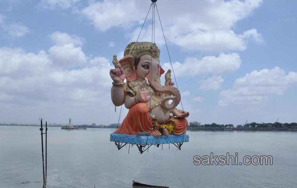 Lord Ganesh idols being immersed in Hussainsagar lake9