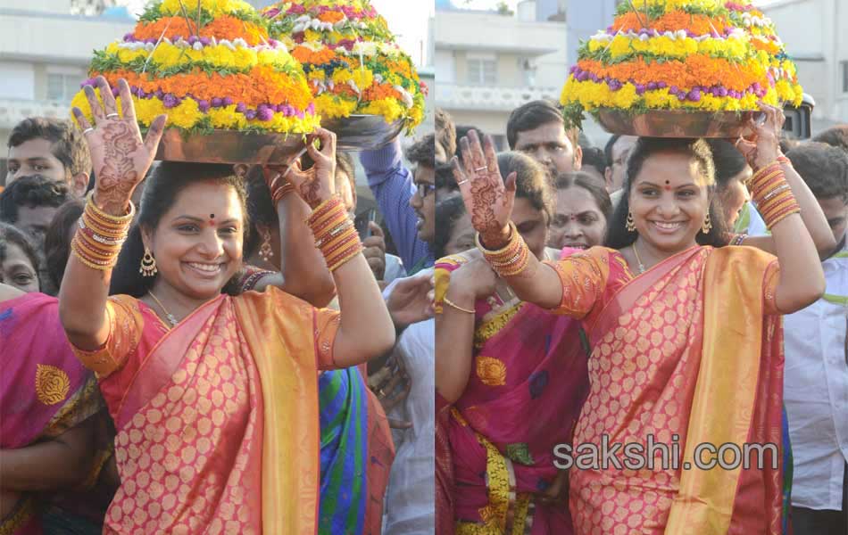 CM KCR  family in Bathukamma Celebrations at Tank Bund - Sakshi10