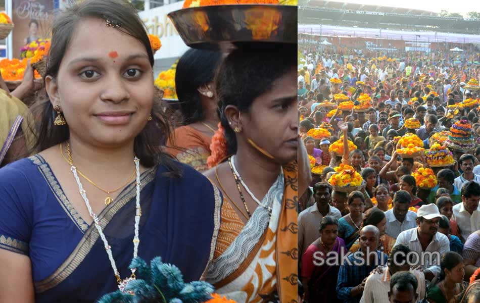 CM KCR  family in Bathukamma Celebrations at Tank Bund - Sakshi16