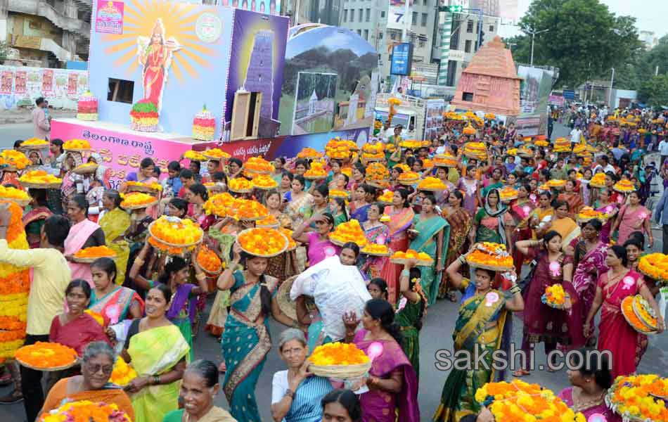 CM KCR  family in Bathukamma Celebrations at Tank Bund - Sakshi21