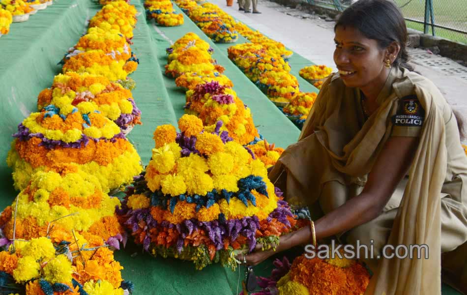 CM KCR  family in Bathukamma Celebrations at Tank Bund - Sakshi31