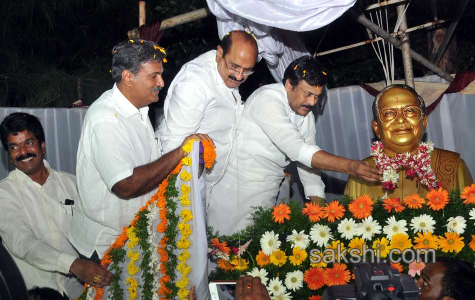 Chiranjeevi unveils Allu Ramalingaiah statue1