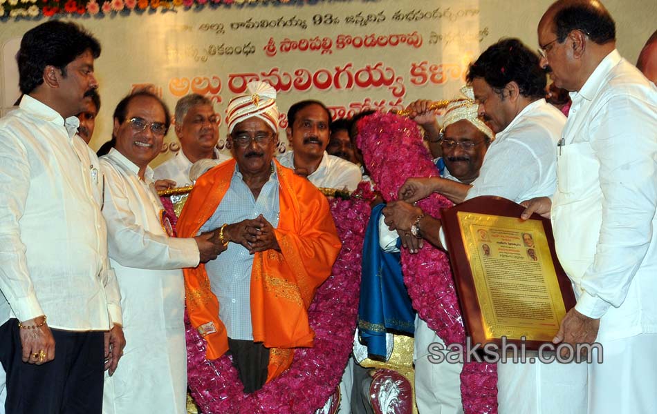 Chiranjeevi unveils Allu Ramalingaiah statue7