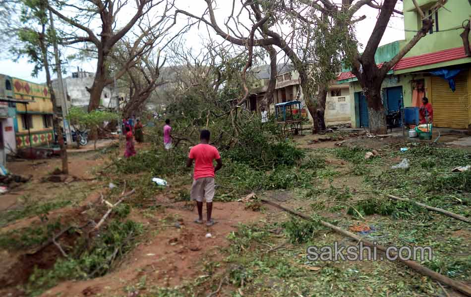 Normal life of North Andhra disturbed due to hudhud cyclone - Sakshi7