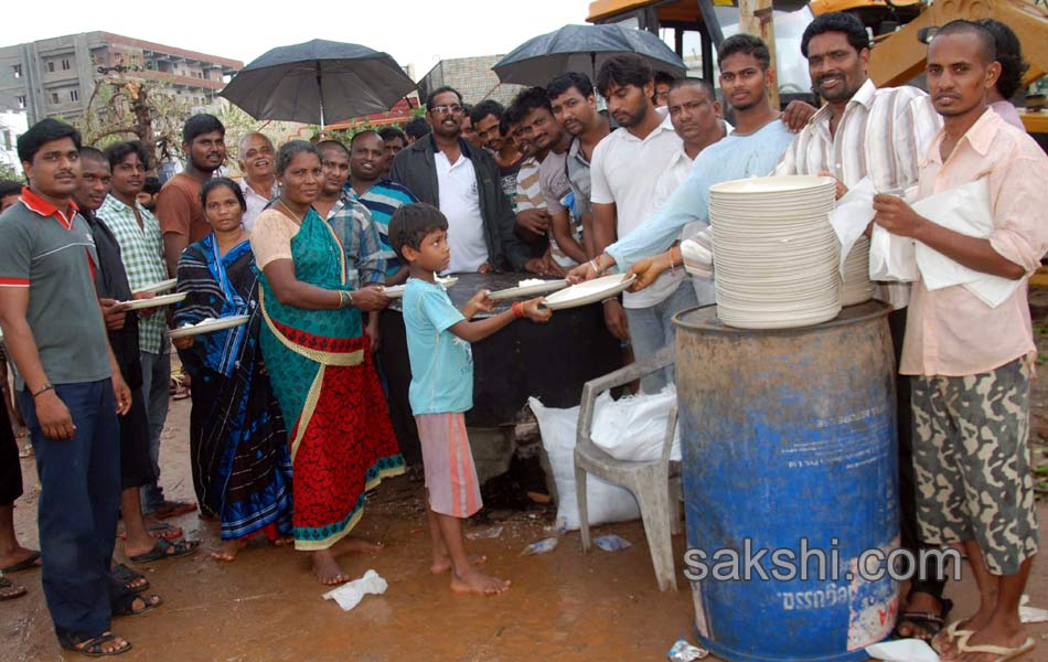 Normal life of North Andhra disturbed due to hudhud cyclone - Sakshi11