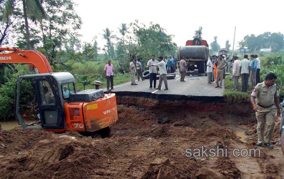 Normal life of North Andhra disturbed due to hudhud cyclone - Sakshi18