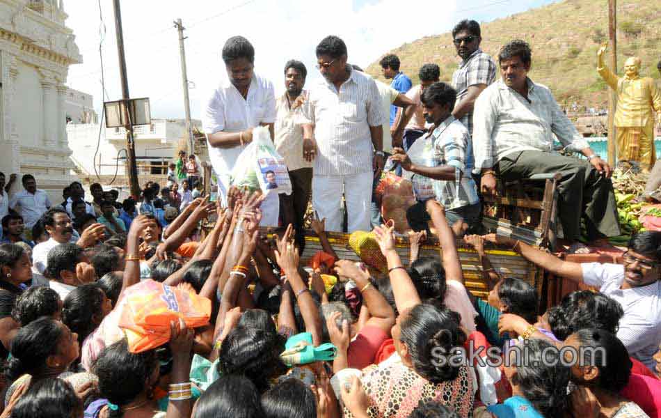 Y S jagan mohan reddy tour to cyclone affected - Sakshi2