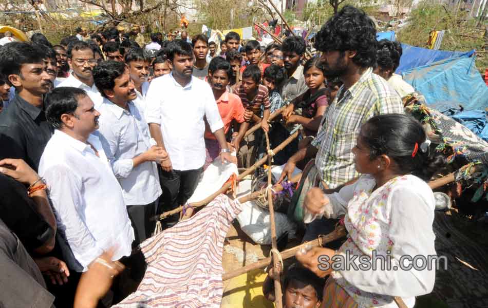 Y S jagan mohan reddy tour to cyclone affected - Sakshi6