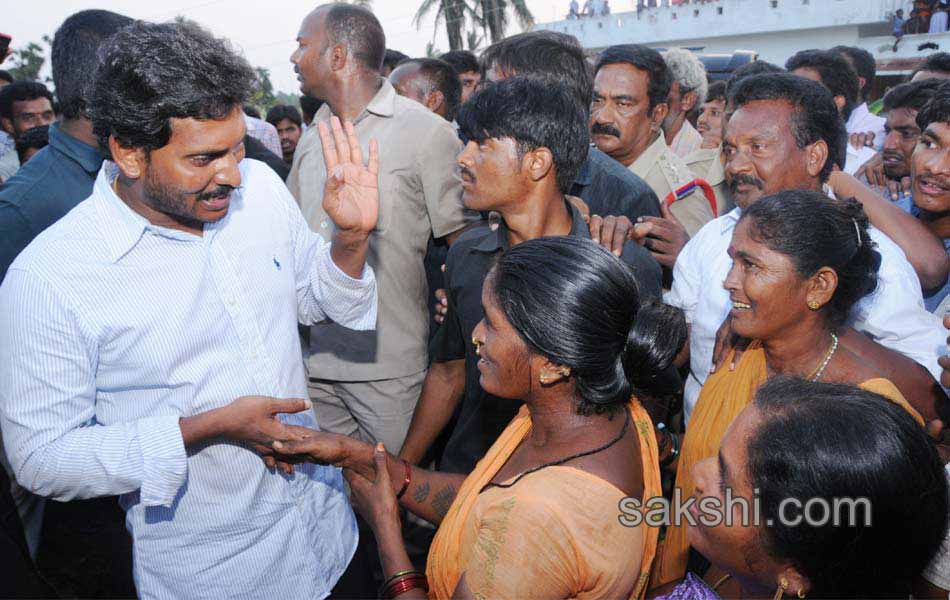 Ys Jagan mohan reddy consoles Hudhud victims over Vizianagaram Srikakulam areas - Sakshi9