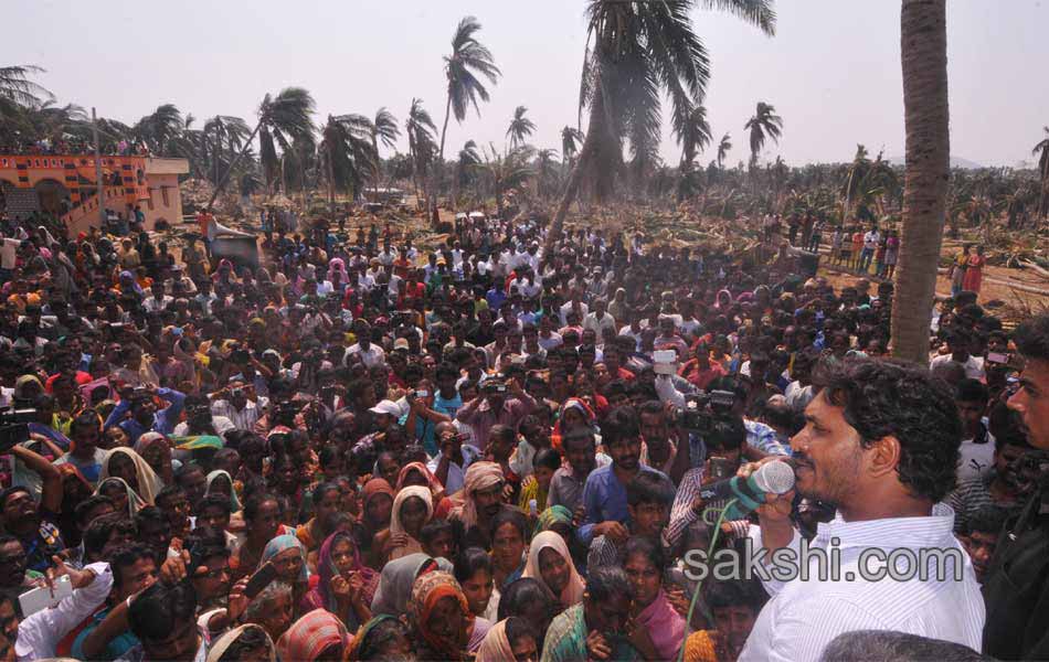 Ys Jagan mohan reddy consoles Hudhud victims over Vizianagaram Srikakulam areas - Sakshi12