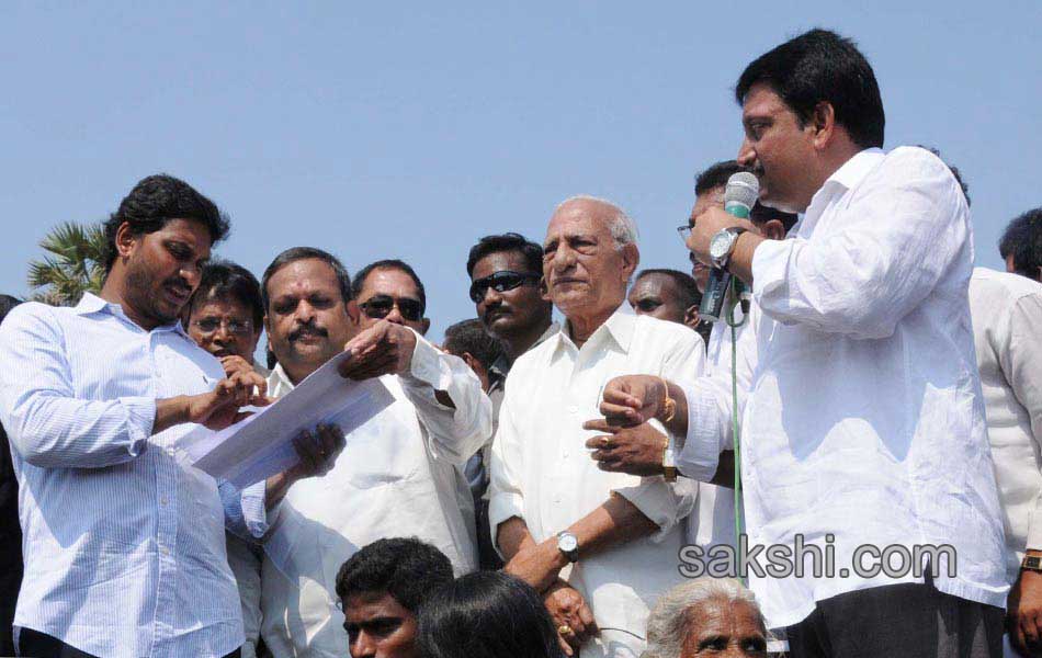 Ys Jagan mohan reddy consoles Hudhud victims over Vizianagaram Srikakulam areas - Sakshi21