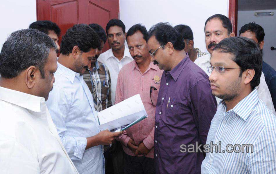 Ys Jagan mohan reddy consoles Hudhud victims over Vizianagaram Srikakulam areas - Sakshi24