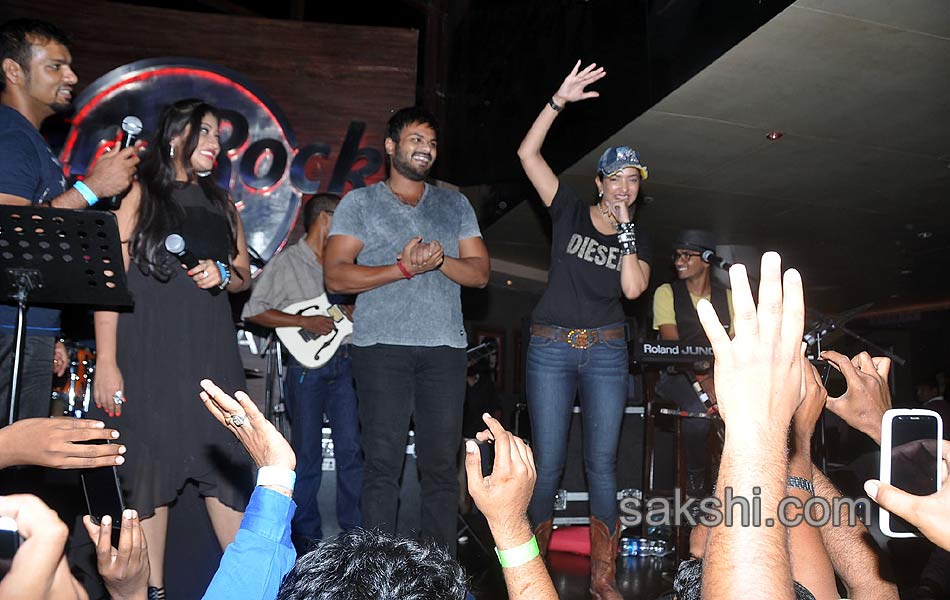 SS Thaman live performance at Hard Rock Cafe in Hyderabad - Sakshi16