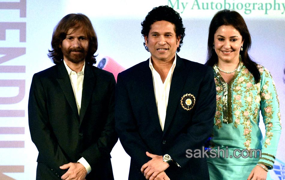 Sachin Tendulkar presents a copy of his autobiography5